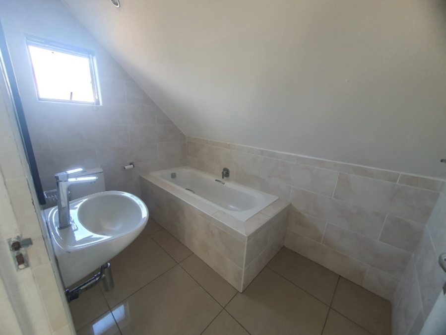 To Let 2 Bedroom Property for Rent in Bonza Bay Eastern Cape